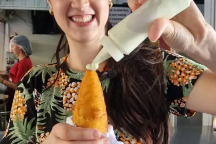 Moradora de Marialva viraliza na internet comendo salgados crocantes