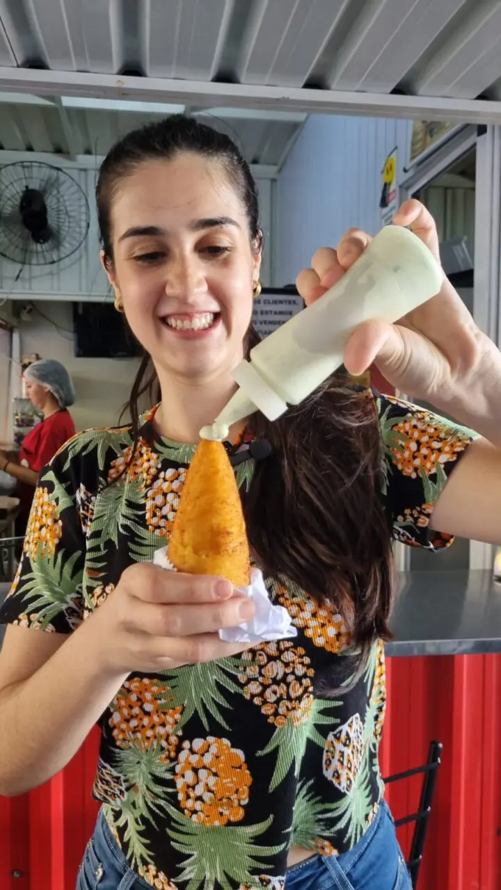 Moradora de Marialva viraliza na internet comendo salgados crocantes